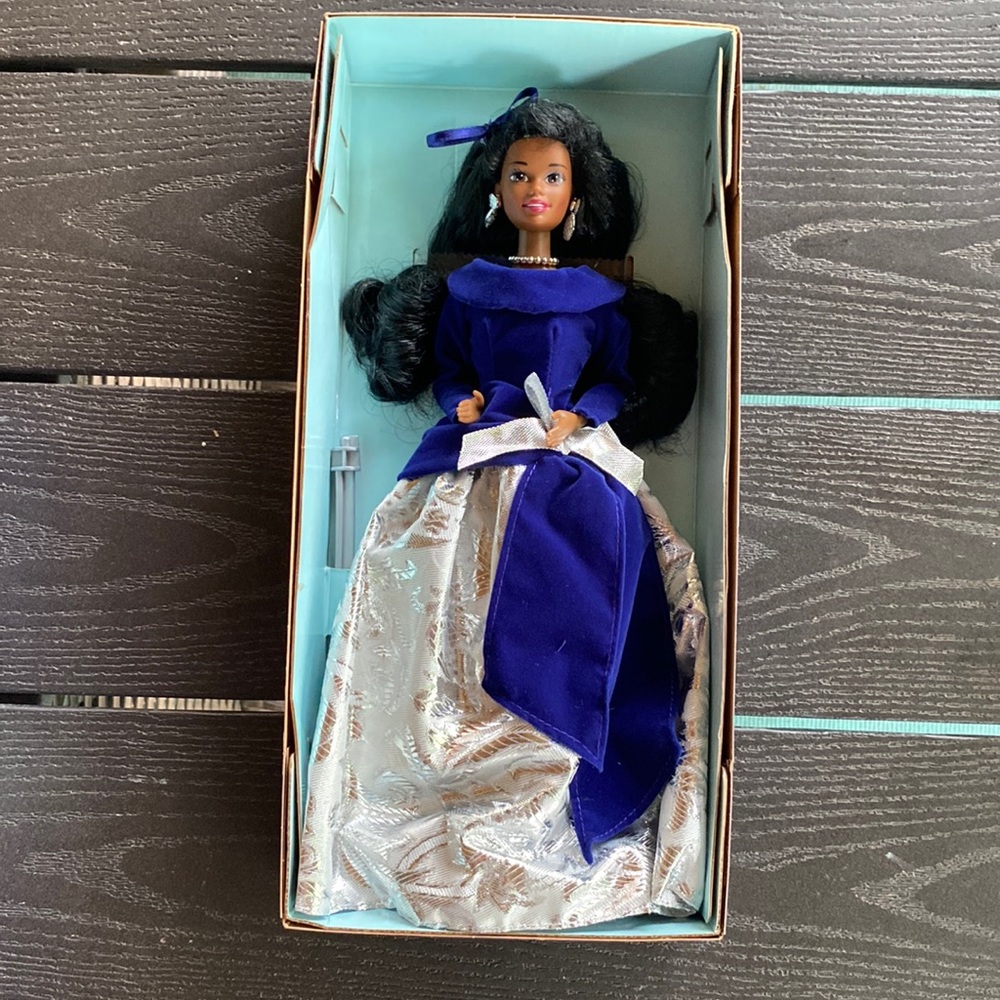 - NRFB Vintage 1995 AVON ~ Winter Velvet Barbie Doll ❄️